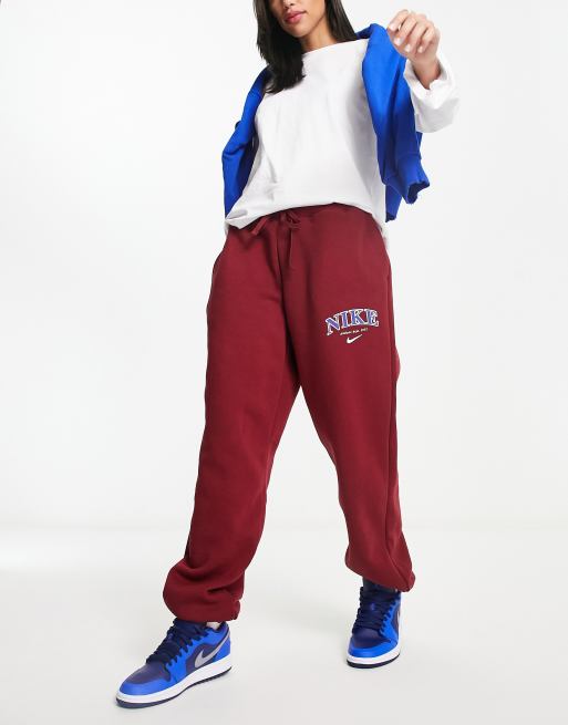 Nike - Phoenix - Uniseks fleece joggingbroek met varsity logo in team rood, 4 van 4