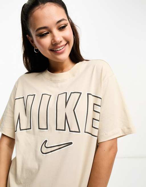 Nike – Piaskowo-beżowy T-shirt w stylu uczelnianym o fasonie boyfriend