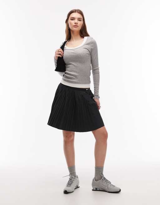 Nike pleated mini skirt in black, 2 of 5