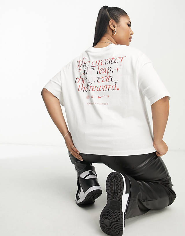Nike - plus back print boxy t-shirt in white