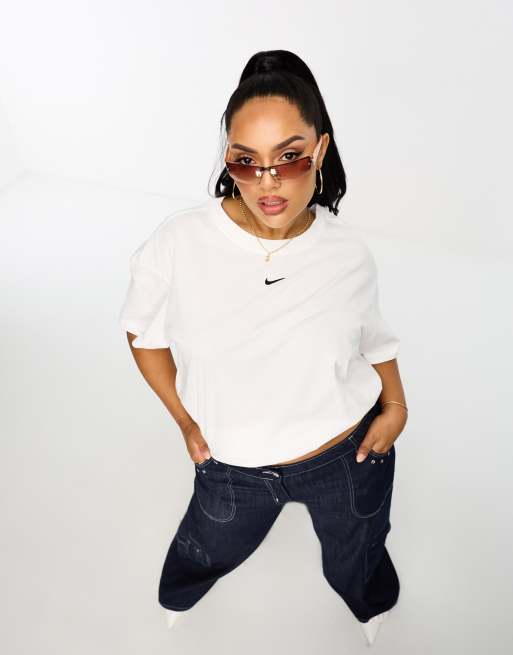 Nike Plus - Boyfriend T-shirt met mini-swoosh in wit
