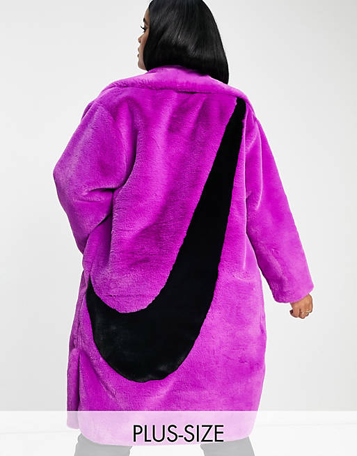 Nike Plus - Cappotto lungo in pelliccia sintetica color viola acceso e nero con logo