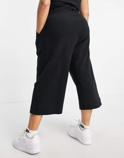 Nike wide hot sale leg capris