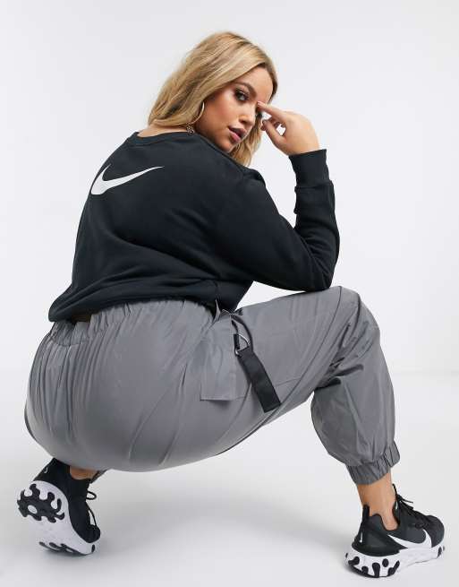 Nike Plus - Cropped sweatshirt met elastische trekkoord en klein swoosh-teken in zwart, 2 van 4