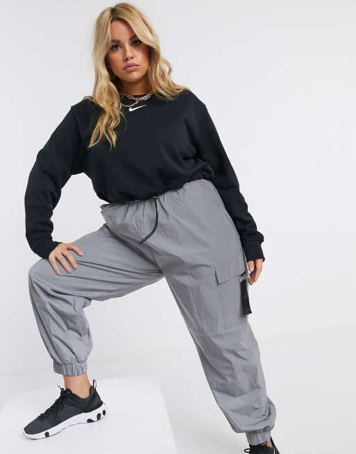 Nike Plus - Cropped sweatshirt met elastische trekkoord en klein swoosh-teken in zwart, 4 van 4