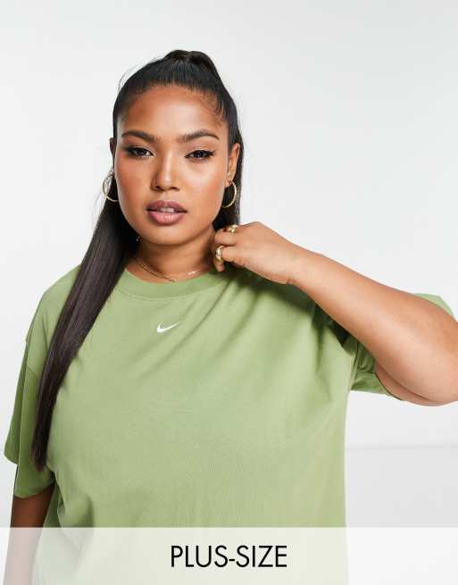 Nike – Plus – Essential – Grön t-shirt i boyfriend-modell med liten swooshlogga