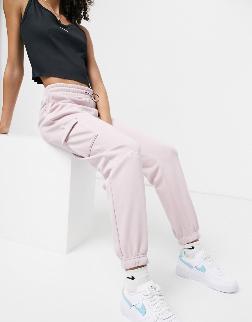 Nike Plus - Fleece joggingbroek met swoosh in lichtroze