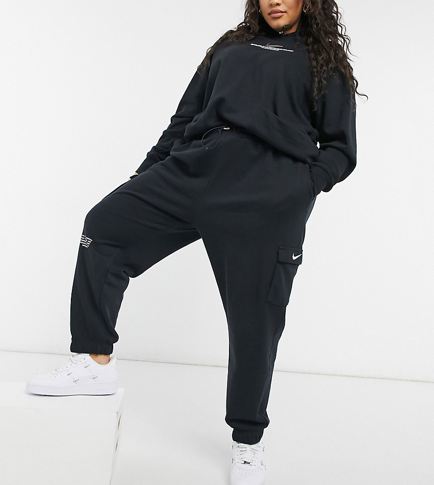 Nike Plus - Fleece joggingbroek met swoosh in zwart