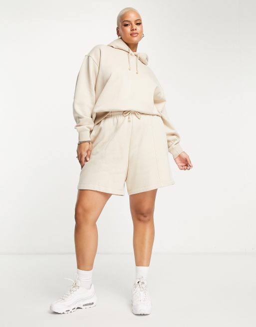Nike – Plus Fleece-Shorts in Treibsand-Beige mit kleinem Swoosh-Logo, 4 von 4