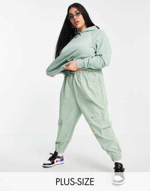 Nike Plus - Geweven broek met swoosh in groen 