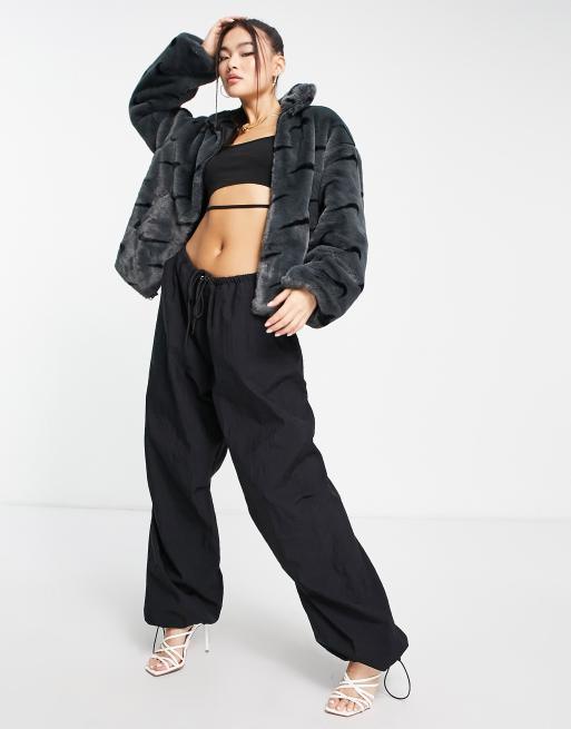 Nike Plus – Grå och svart fuskpälsjacka med heltäckande mönster med swooshlogga, 3 av 4