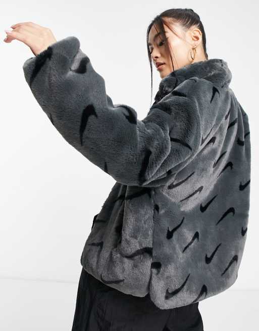 Nike Plus – Grå och svart fuskpälsjacka med heltäckande mönster med swooshlogga, 4 av 4