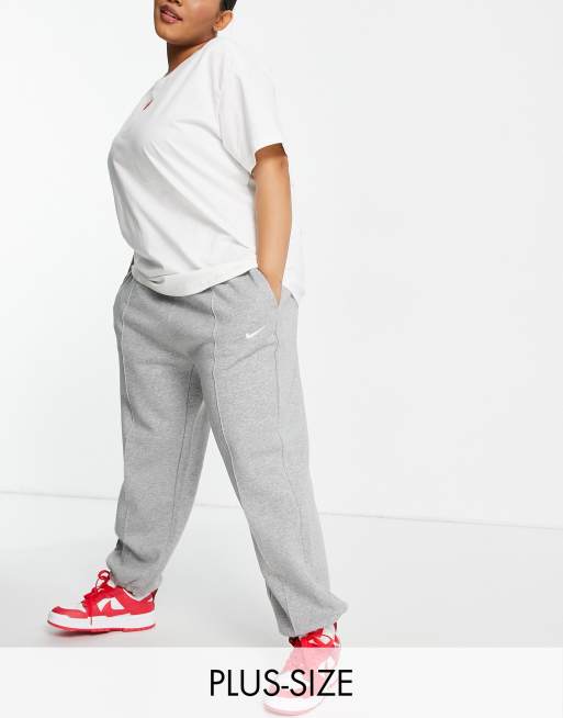 Nike Plus Jogger oversize avec petit logo virgule Gris ASOS
