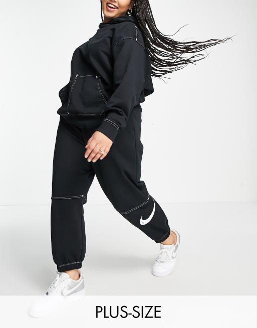 Nike Plus - Trainingspak van fleece met swoosh en contrasterende stiksels in zwart, 2 van 3