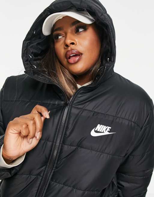 Nike Plus Klassische wattierte Jacke in Schwarz mit Kapuze ASOS