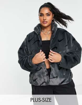 Nike Plus - Kunstpelzjacke in Rauchgrau und Schwarz mit durchgehendem Swoosh-Muster