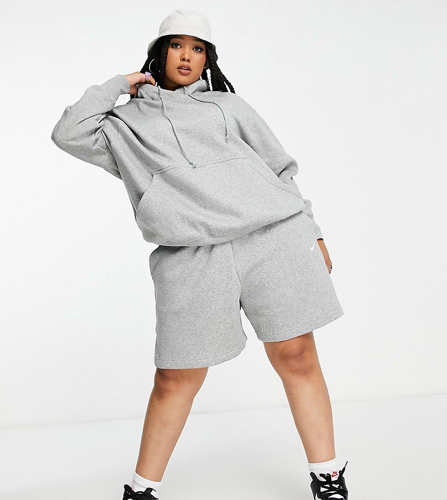 Shorts by Nike Make some legroom High rise Elasticated drawstring waist Side pockets Nike logo embroidery Regular fit