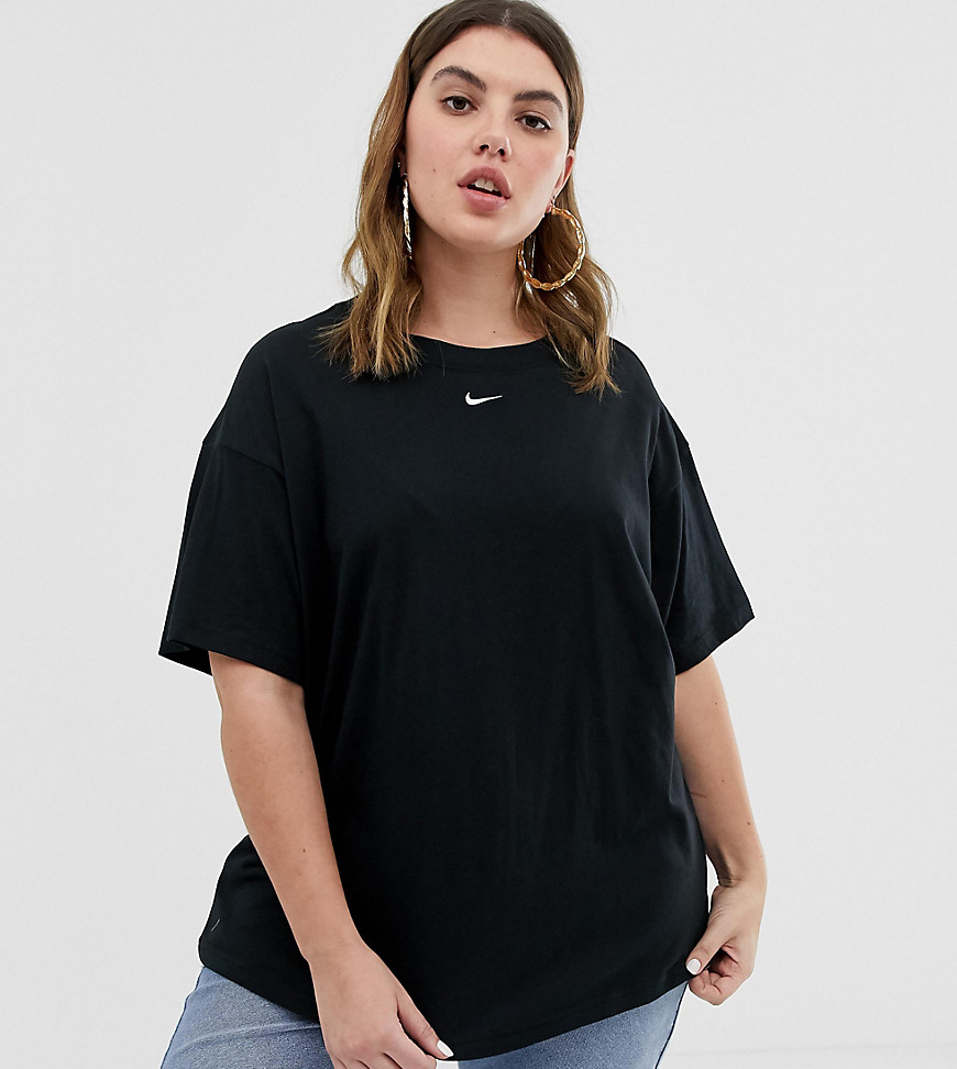 Nike - Plus - Mini swoosh boyfriend T-shirt in zwart