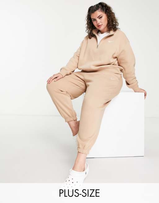 Nike Plus - Oversized joggingbroek met mini swoosh en hoge taille in hennepbruin