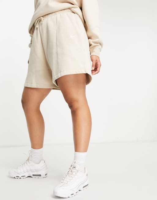 Nike Plus Pantaloncini felpati beige con logo piccolo ASOS