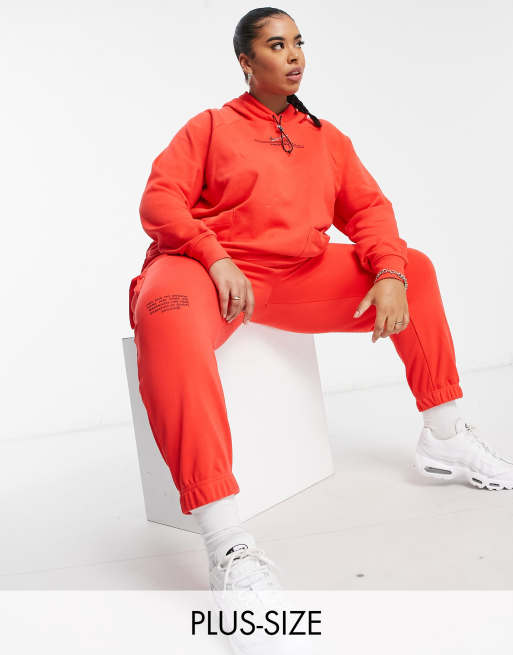Nike – Plus – Röda mjukisbyxor i fleece med swoosh-logga