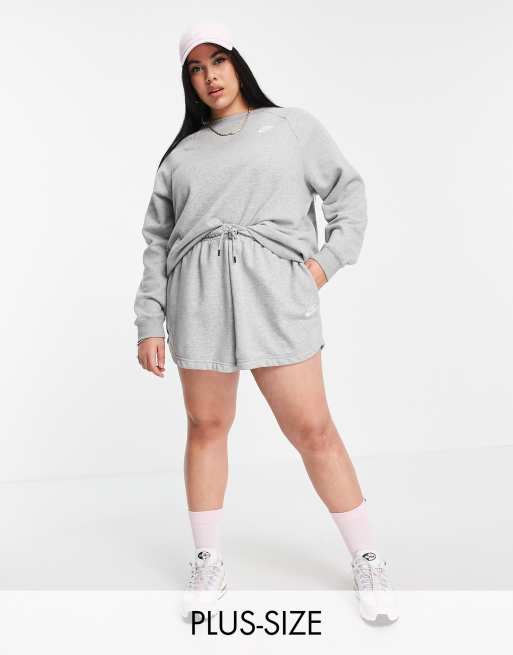 Nike Plus Size – Essential – Sweatshirt in Grau mit Rundhalsausschnitt