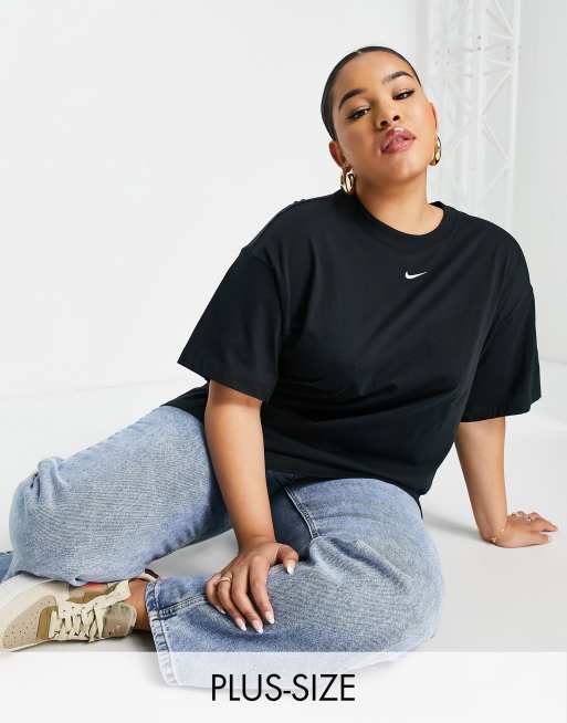 Nike Plus - Sort oversized t-shirt med centreret swoosh