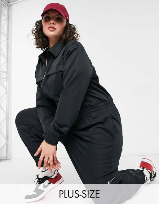 Nike – Plus – Svart jumpsuit i cargostil med swoosh-logga