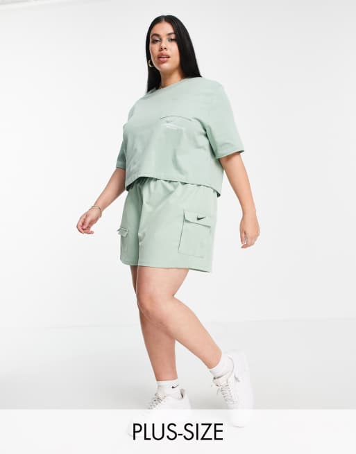 Nike Plus – Swoosh – Webshorts in Dampfgrün mit hohem Bund und Utility-Taschen