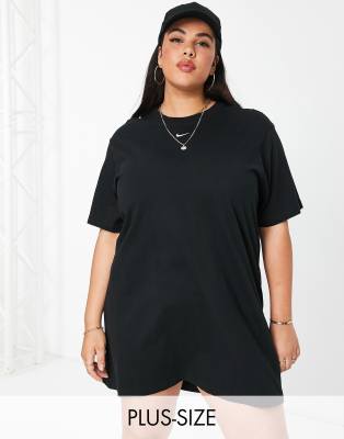 Nike Plus - T-Shirt-Kleid in Schwarz mit kleinem Swoosh-Logo