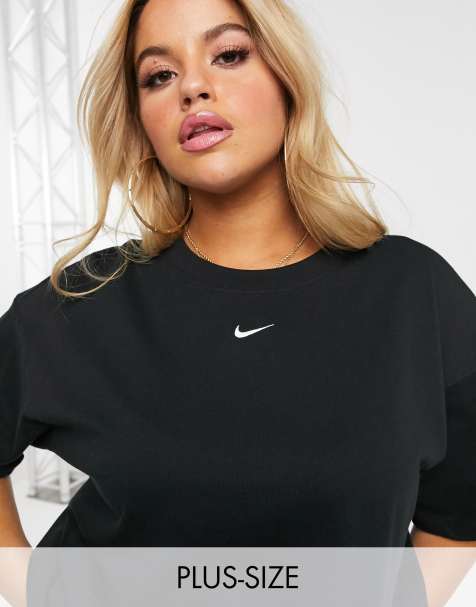 Nike Plus - T-shirt oversize avec logo virgule central - Noir