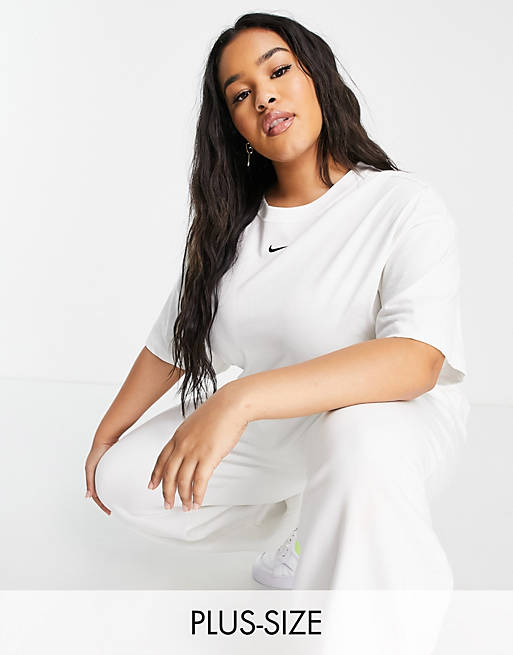 Nike Plus - T-shirt oversize bianca con logo centrale