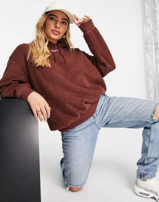 Nike - Plüschiger Oversize-Kapuzenpullover in Burgunderrot mit kleinem Swoosh-Logo-Lila