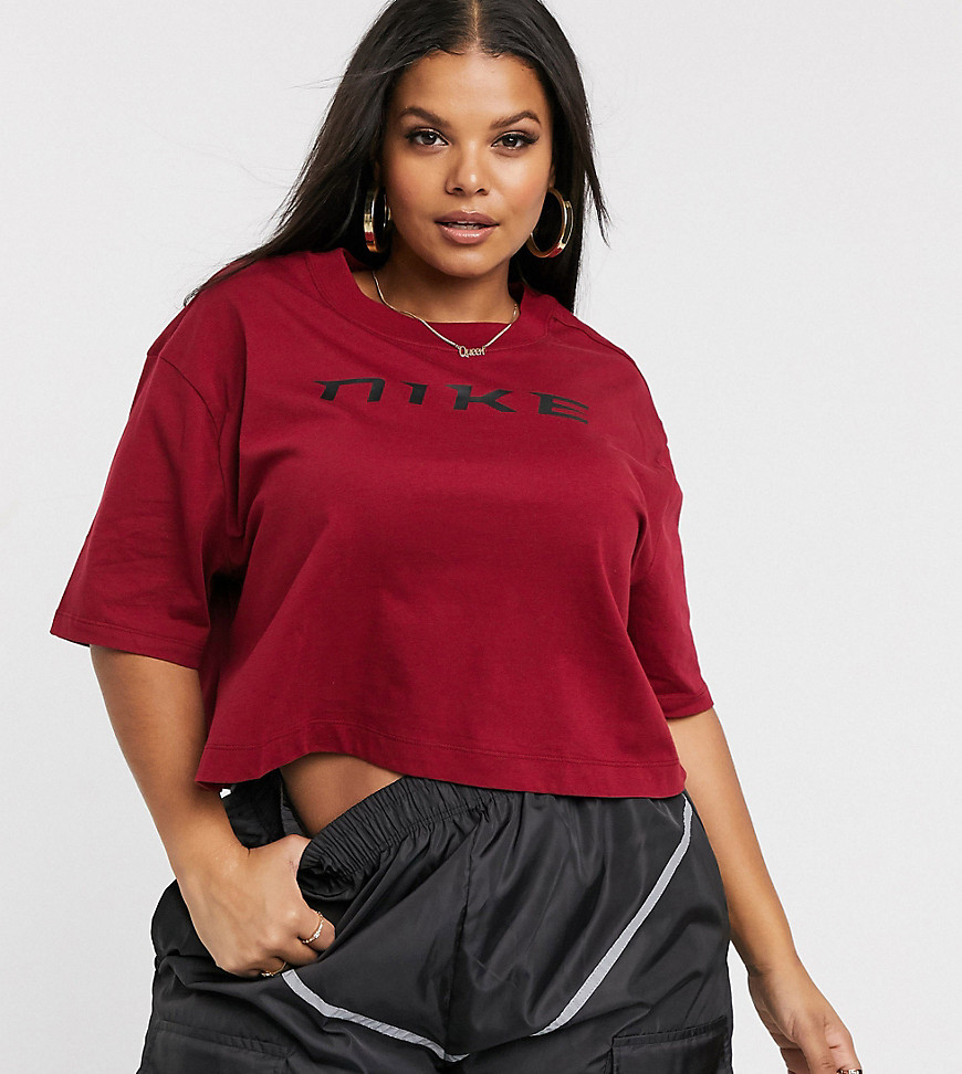 Nike – Plusstorlek – Vinröd kort t-shirt i oversize-modell