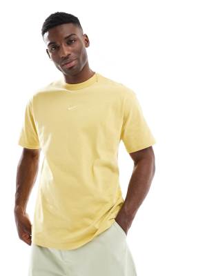 Nike - Premium Essential - T-shirt - Jaune