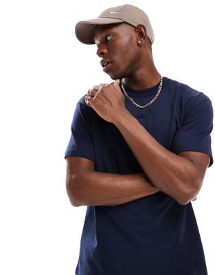 Nike – Premium – Essentials – Mörkblå t-shirt med korta ärmar - view 1