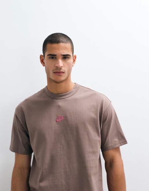 Nike Premium Essentials oversized t-shirt i brun och rosa, 3 av 5