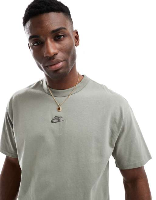 Nike - Premium Essentials - T-shirt in kaki, 4 van 4