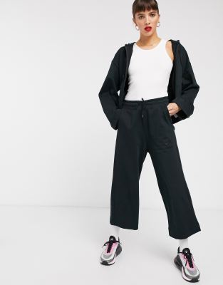 wide leg sweatpants cropped