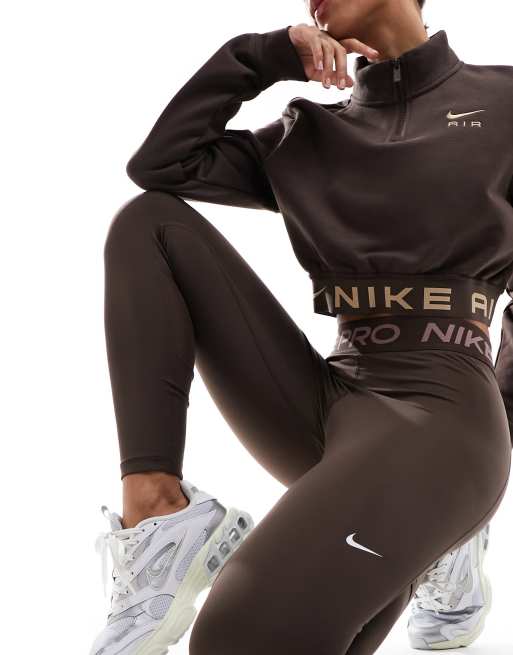 Nike Training – Dri-FIT – Sport-BH in Khaki mit mittlerer Stützfunktion und  Swoosh-Logo