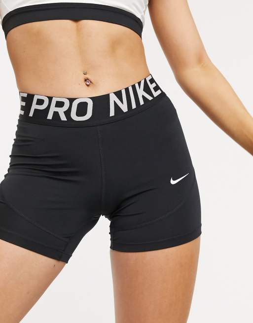 Víspera de Todos los Santos embrague dedo índice Nike Pro Training 5 inch shorts in black | ASOS