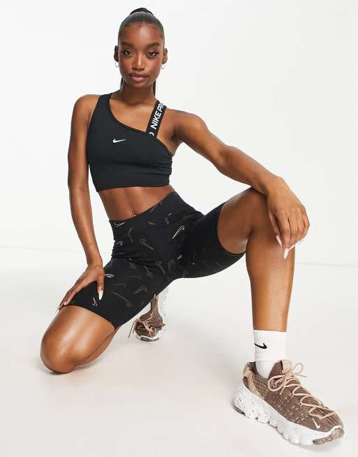 Nike Pro Training - Brassière de sport asymétrique maintien moyen en tissu  Dri-FIT avec logo virgule - Noir