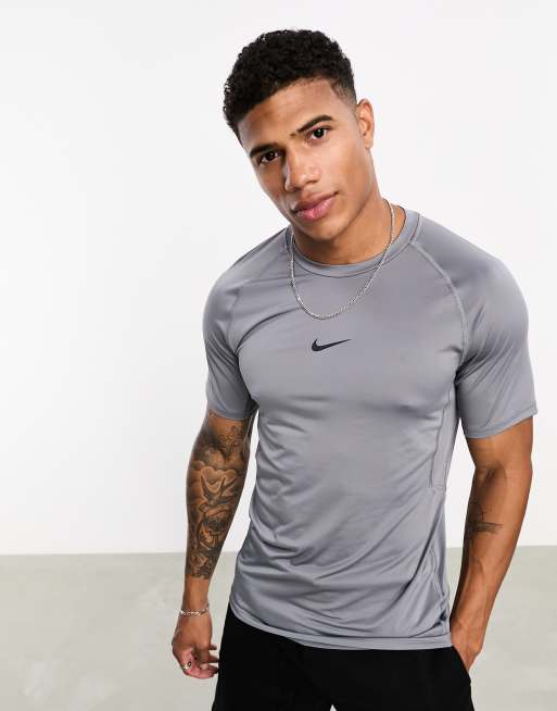 Nike - Pro Training - Dri-FIT - T-shirt met swoosh in grijs
