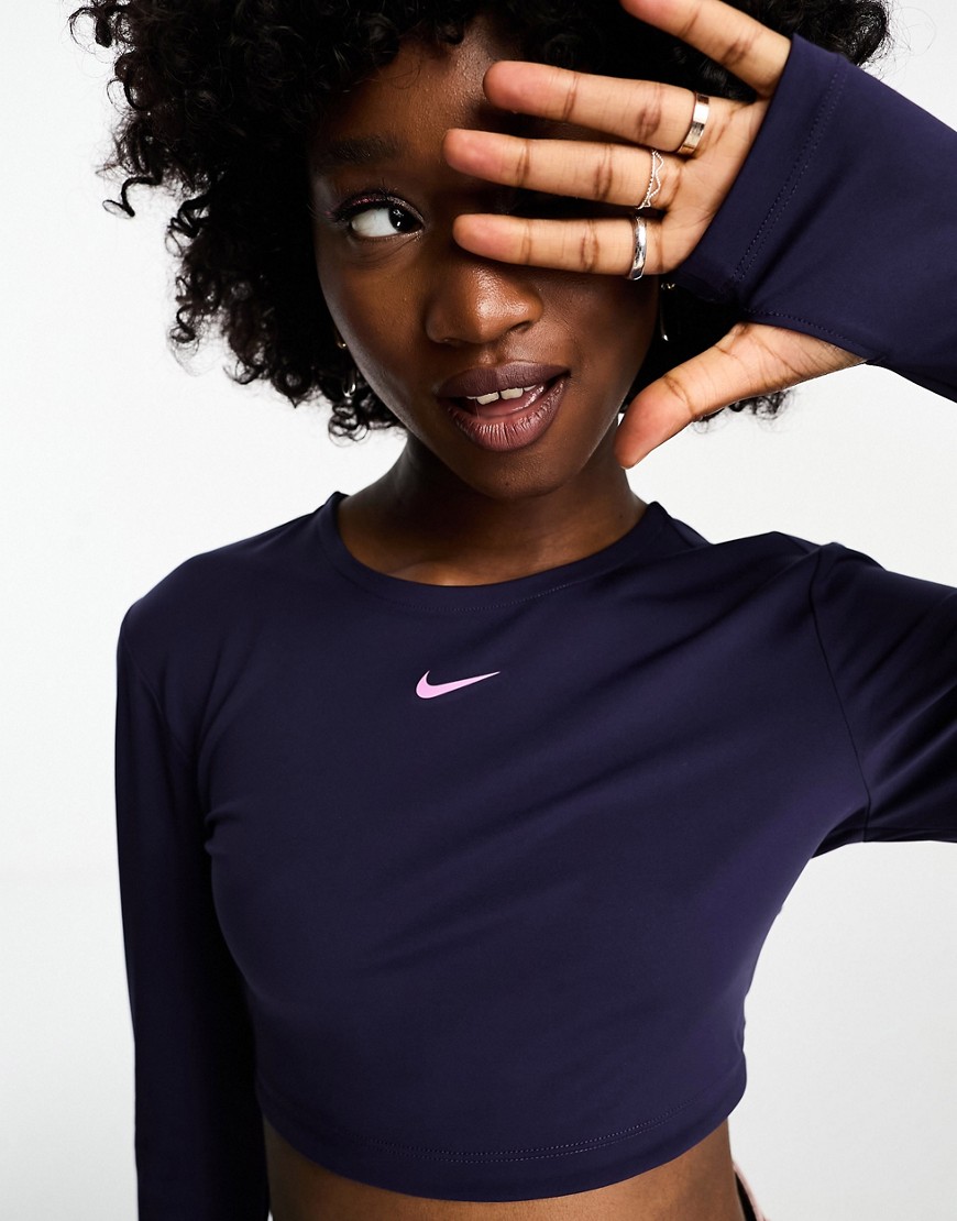 Nike Pro Training Femme Dri-Fit long sleeve crop top in purple