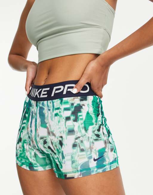 Nike – Pro Training – Knapp geschnittene Shorts in Grün mit AOP-Grafik, 3 Zoll Schrittlänge