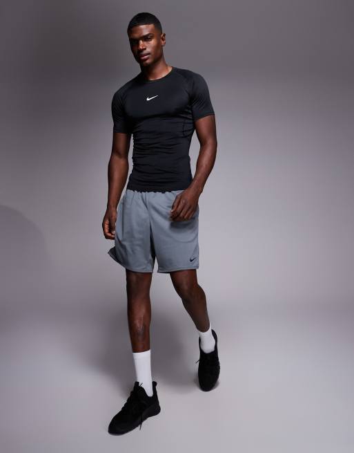 Nike – Pro Training – Körperbetontes T-Shirt in Schwarz, 2 von 5