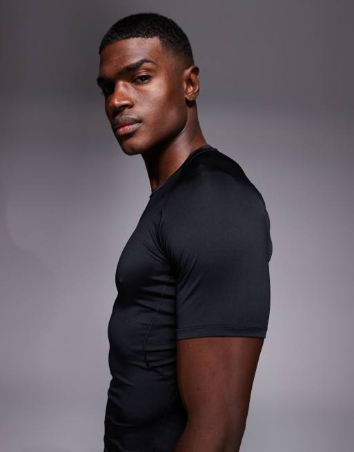Nike – Pro Training – Körperbetontes T-Shirt in Schwarz, 4 von 5