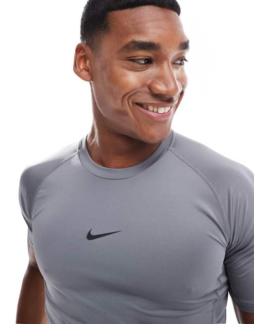 Nike – Pro Training – Szary podkreślający sylwetkę T-shirt