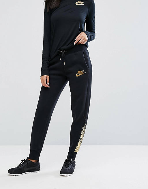 Dominant The trail Mission Nike – Rally – Jogginghose in normaler Passform mit Metallic-Logo | ASOS