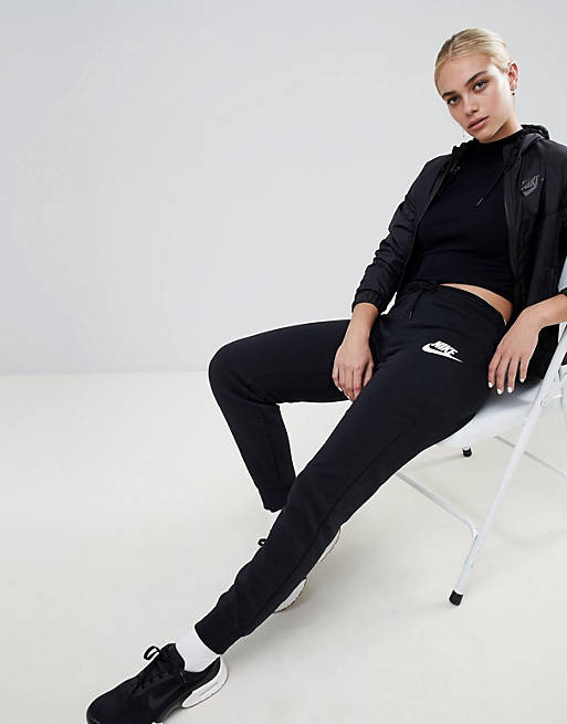 Nike - Rally - Pantalon de jogging slim avec logo « virgule » - Noir